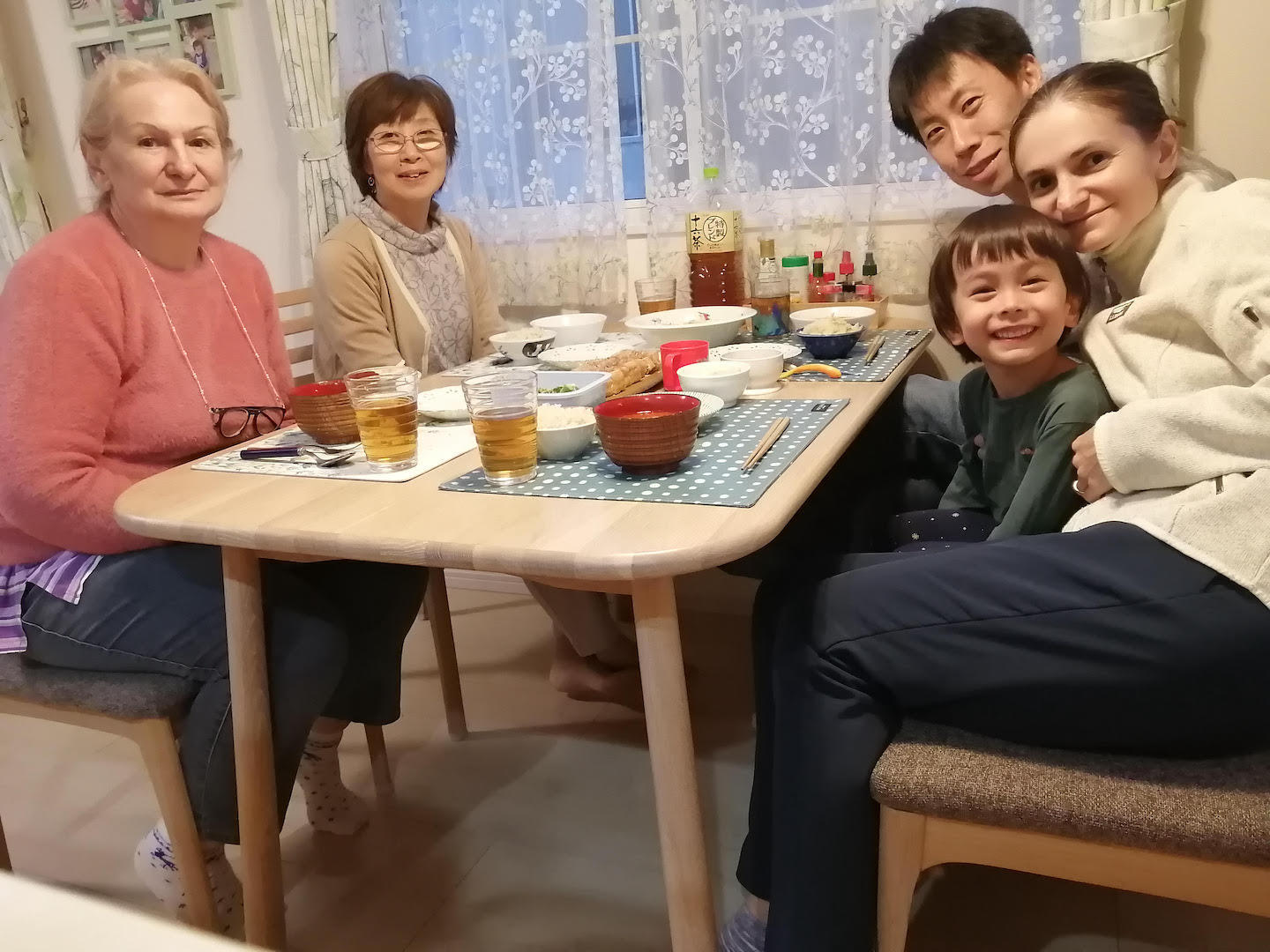 日本財団ウクライナ避難民支援基金 食卓での家族写真