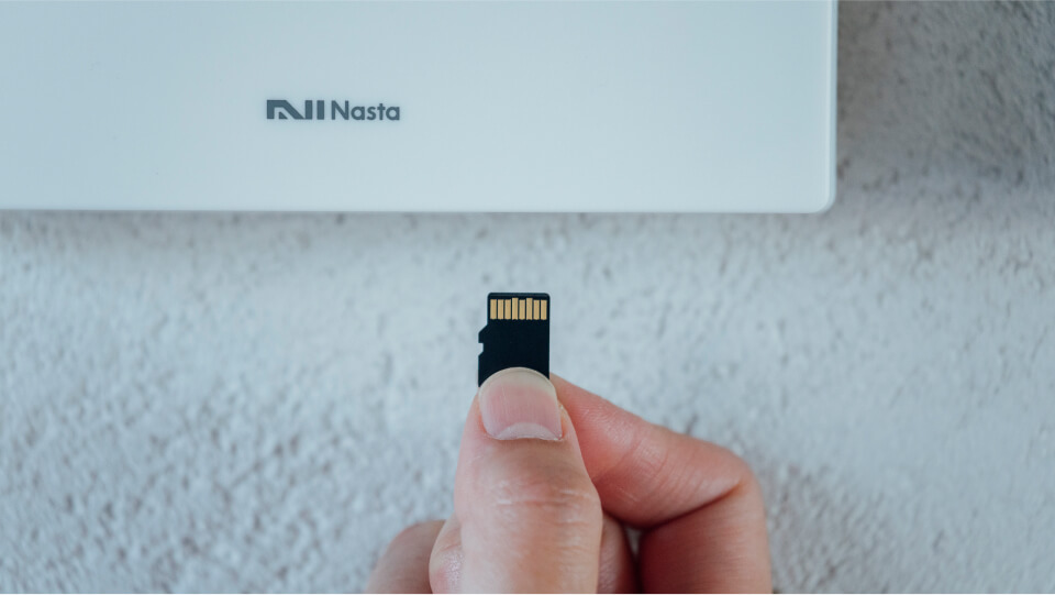 室内親機にmicroSD (別売り) カードを挿入して、外の様子を24時間録画。