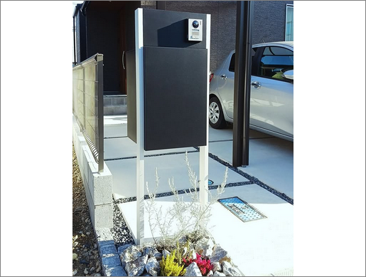 ポストと一体、選べる設置方法で、 どんな外構にも合わせやすい 宅配ボックスです。