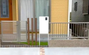 ポストと一体、選べる設置方法で、どんな外構にも合わせやすい宅配ボックス