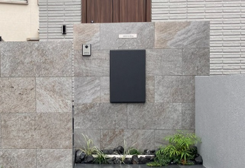 宅配ポストNastaBox+POSTはシンプルな門塀にスッキリ納まります。 シンプルだけど存在感のある、洗練デザイン